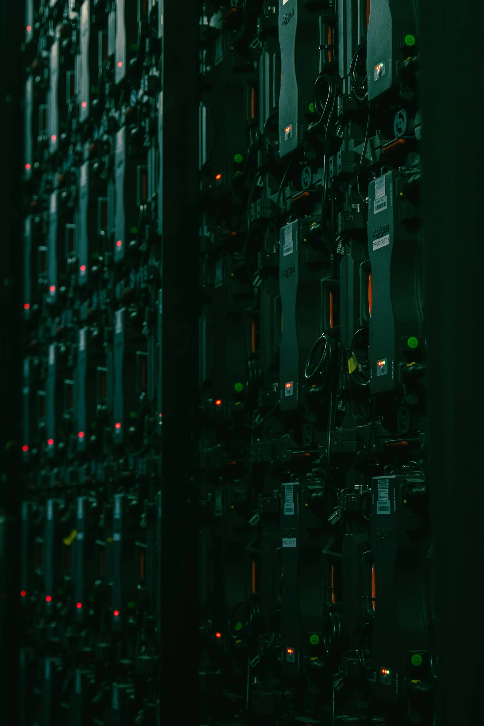 Dãy máy chủ minh họa nơi lưu trữ bản sao backup website độc lập