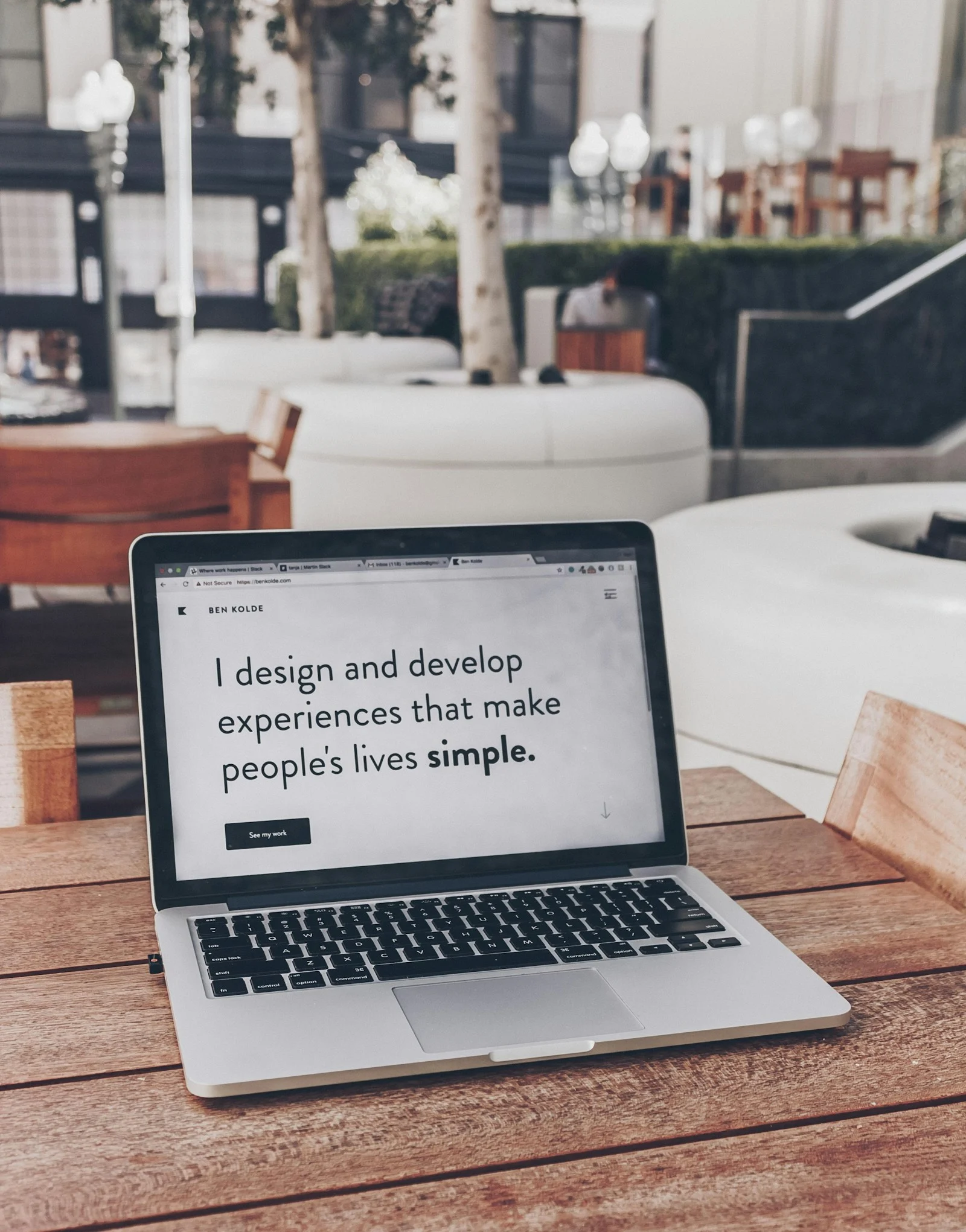 Không gian làm việc cá nhân minh họa thời gian và nguồn lực khi tự quản trị website