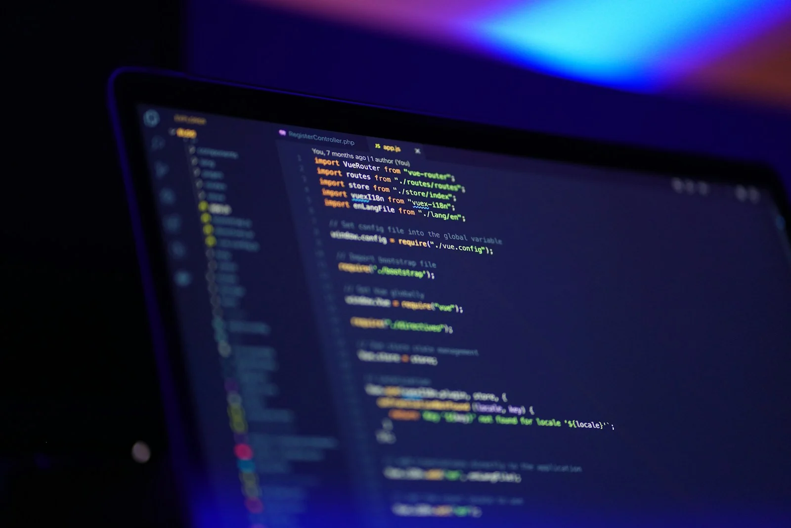 Màn hình mã nguồn minh họa bước rà soát kỹ thuật khi tiếp nhận chăm sóc website