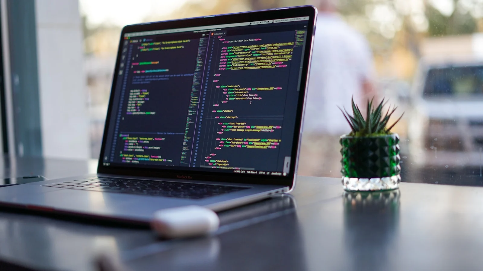 Máy tính làm việc với mã nguồn minh họa chi phí thời gian khi tự quản trị website