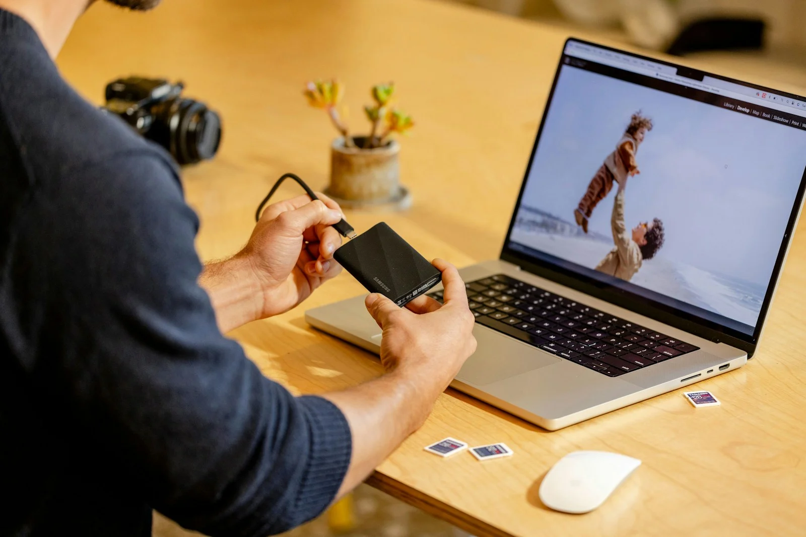 Ổ lưu trữ ngoài minh họa quá trình phục hồi dữ liệu từ bản backup website