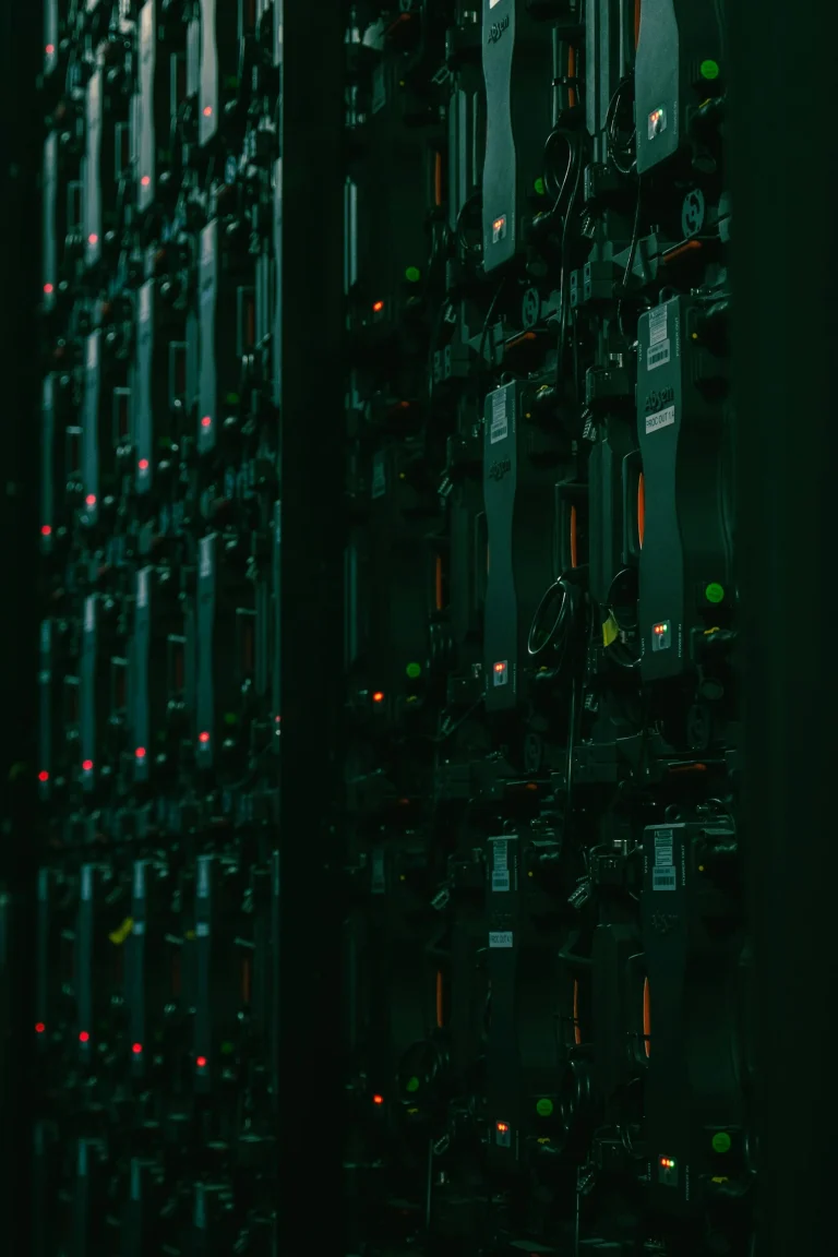 Dãy máy chủ minh họa việc đo availability và downtime của hạ tầng website