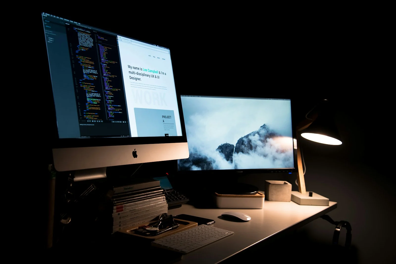 Không gian làm việc kỹ thuật minh họa quản lý hosting và tài sản vận hành website