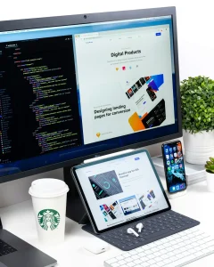 Màn hình nhiều thiết bị minh họa hiện tượng website chuyển hướng sang trang không mong muốn