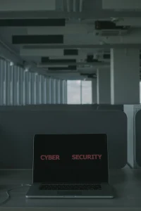 Máy tính hiển thị chủ đề an ninh mạng dùng minh họa bước xác minh website sau xử lý malware và hack