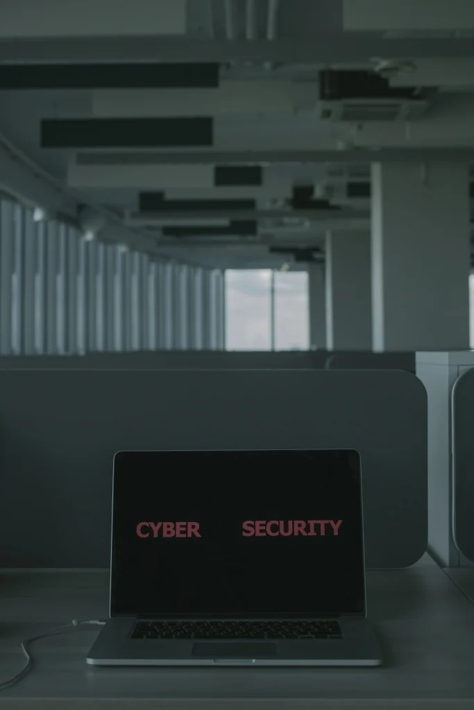 Máy tính hiển thị chủ đề an ninh mạng dùng minh họa bước xác minh website sau xử lý malware và hack