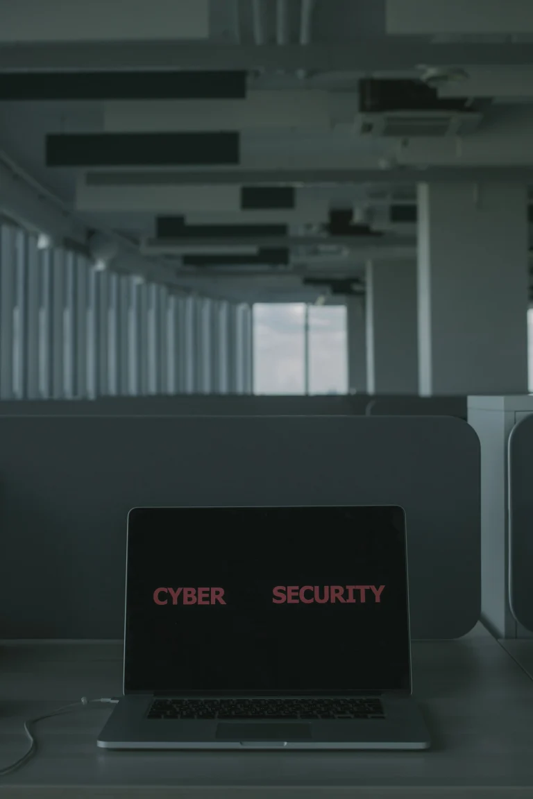 Máy tính hiển thị chủ đề an ninh mạng dùng minh họa bước xác minh website sau xử lý malware và hack