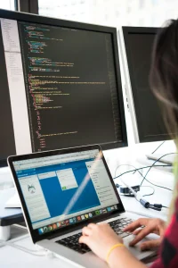 Nhân sự kỹ thuật dùng laptop minh họa bước kiểm tra quyền truy cập khi tiếp nhận website