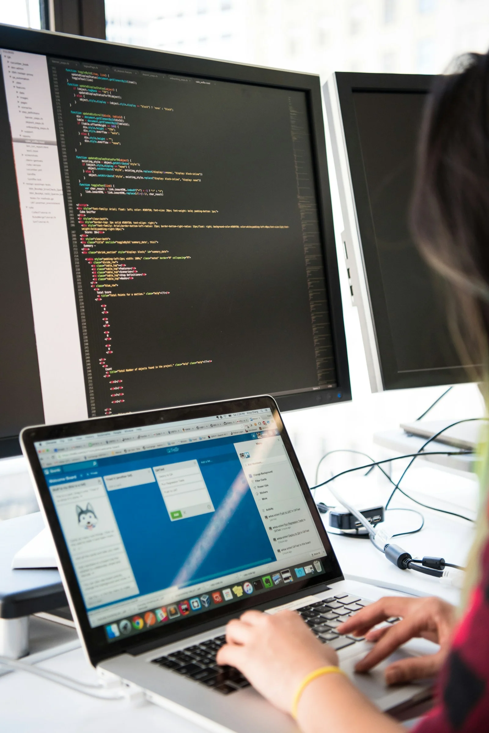 Nhân sự làm việc trên laptop minh họa tình huống website vẫn online nhưng luồng tạo lead bị gián đoạn