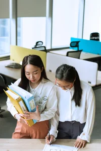 Nhân sự rà soát tài liệu để xác định nội dung cần cập nhật trong hồ sơ đề xuất cấp độ ATTT