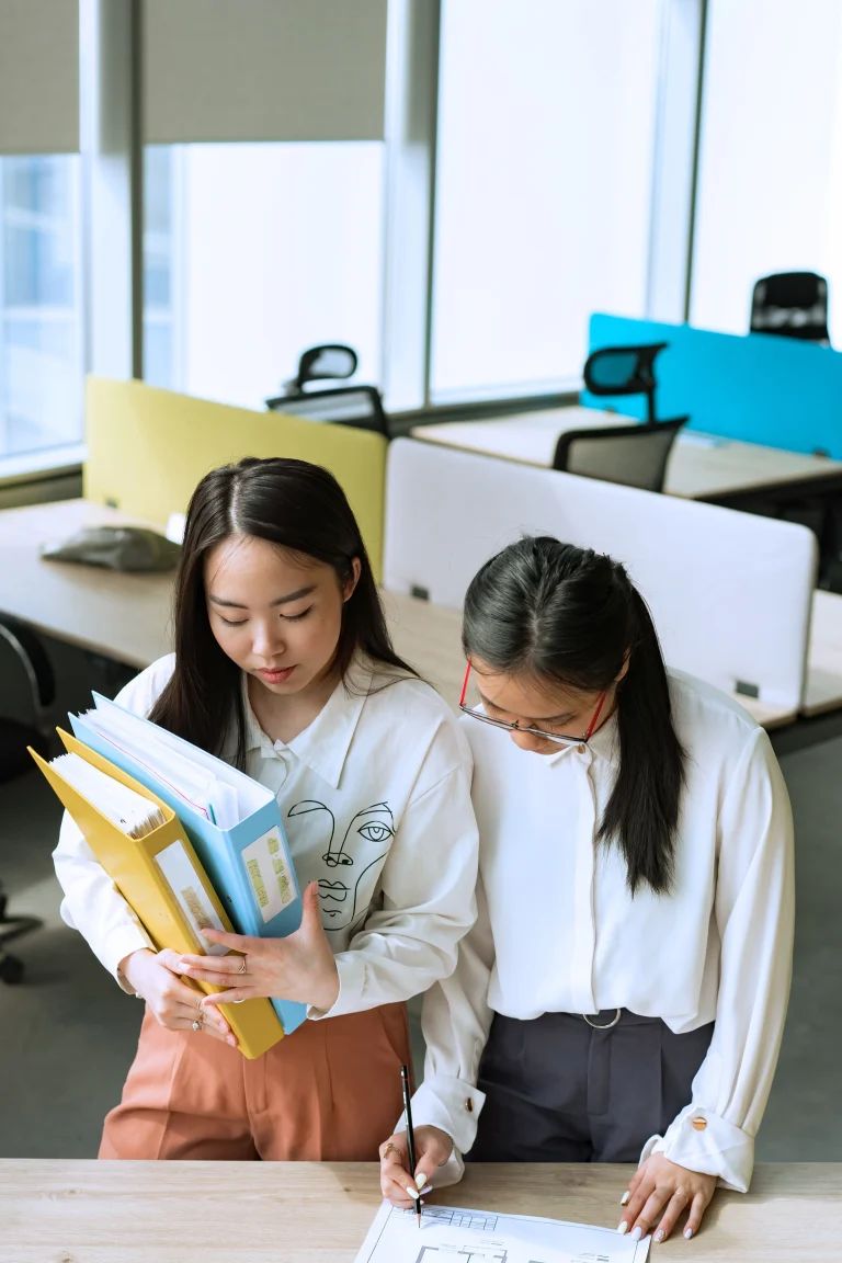 Nhân sự rà soát tài liệu để xác định nội dung cần cập nhật trong hồ sơ đề xuất cấp độ ATTT