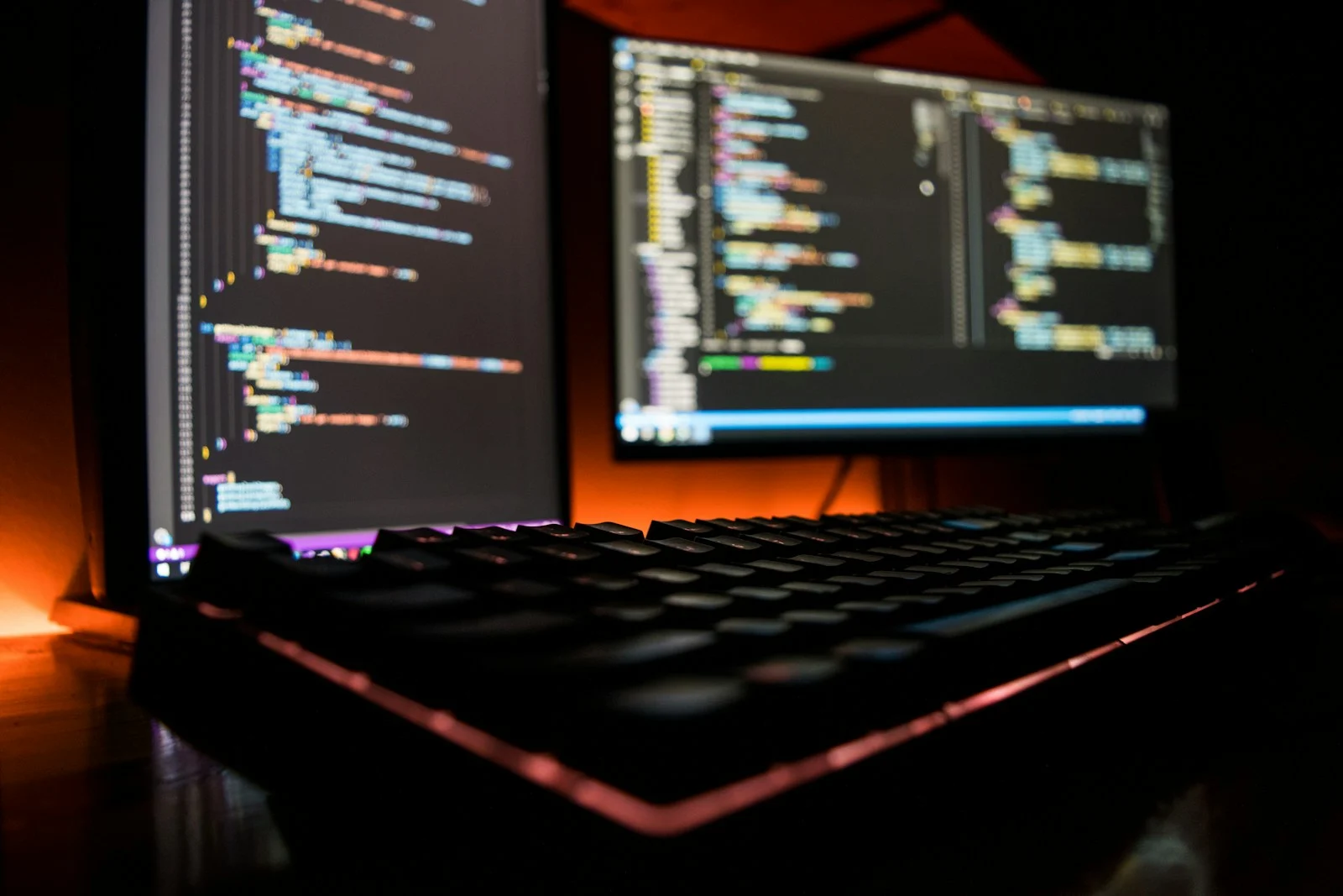 Nhiều màn hình kỹ thuật minh họa việc theo dõi cache và CDN của website